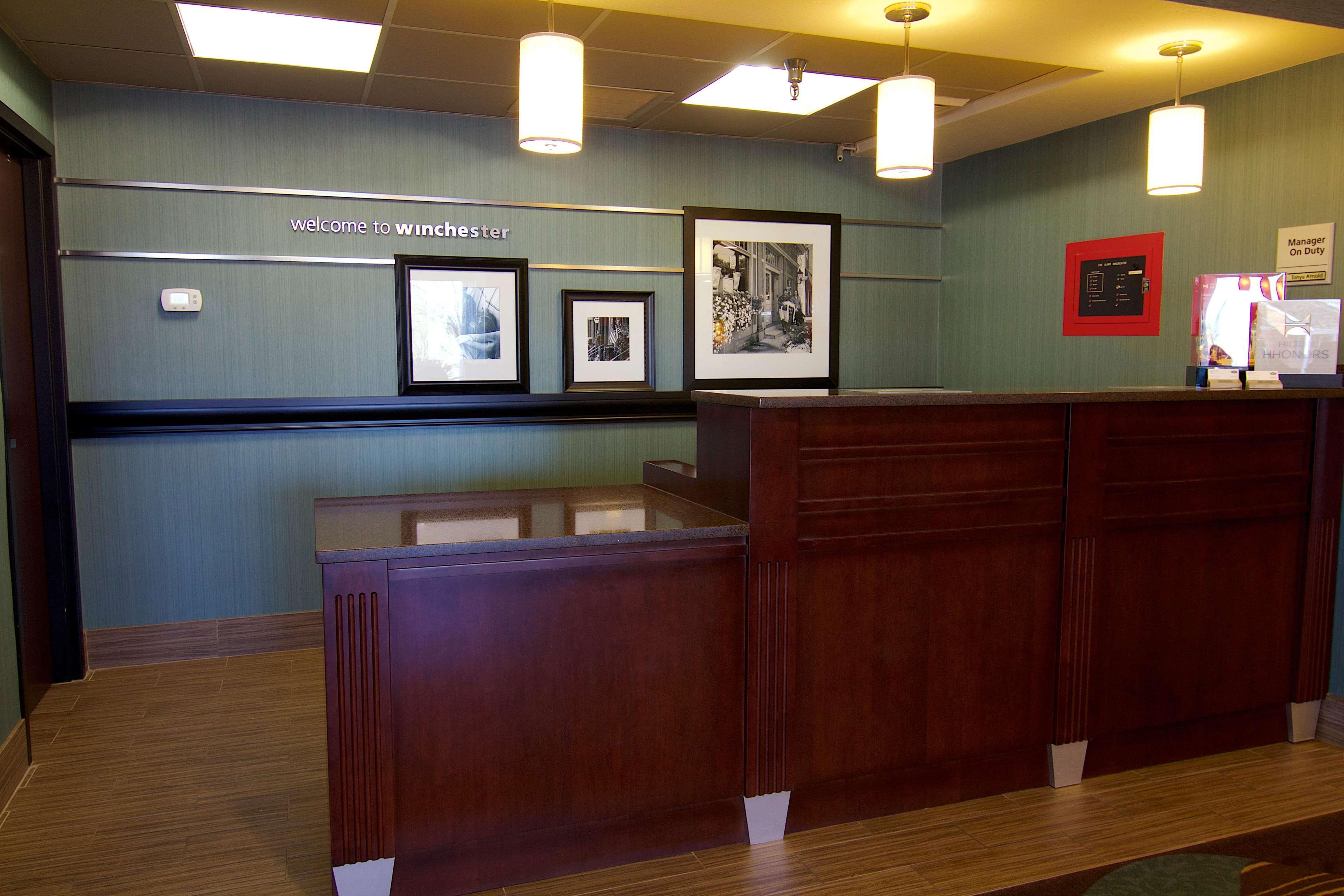 Hampton Inn Winchester-University/ Mall Экстерьер фото