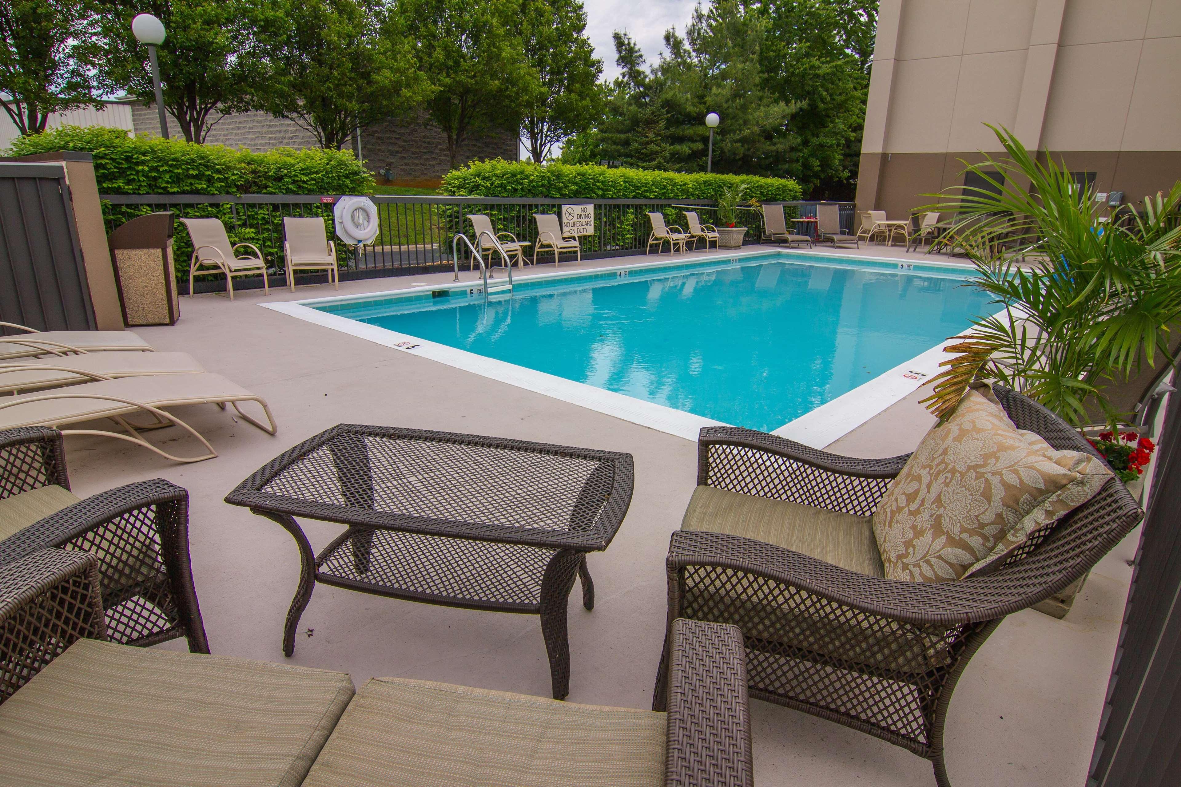 Hampton Inn Winchester-University/ Mall Экстерьер фото