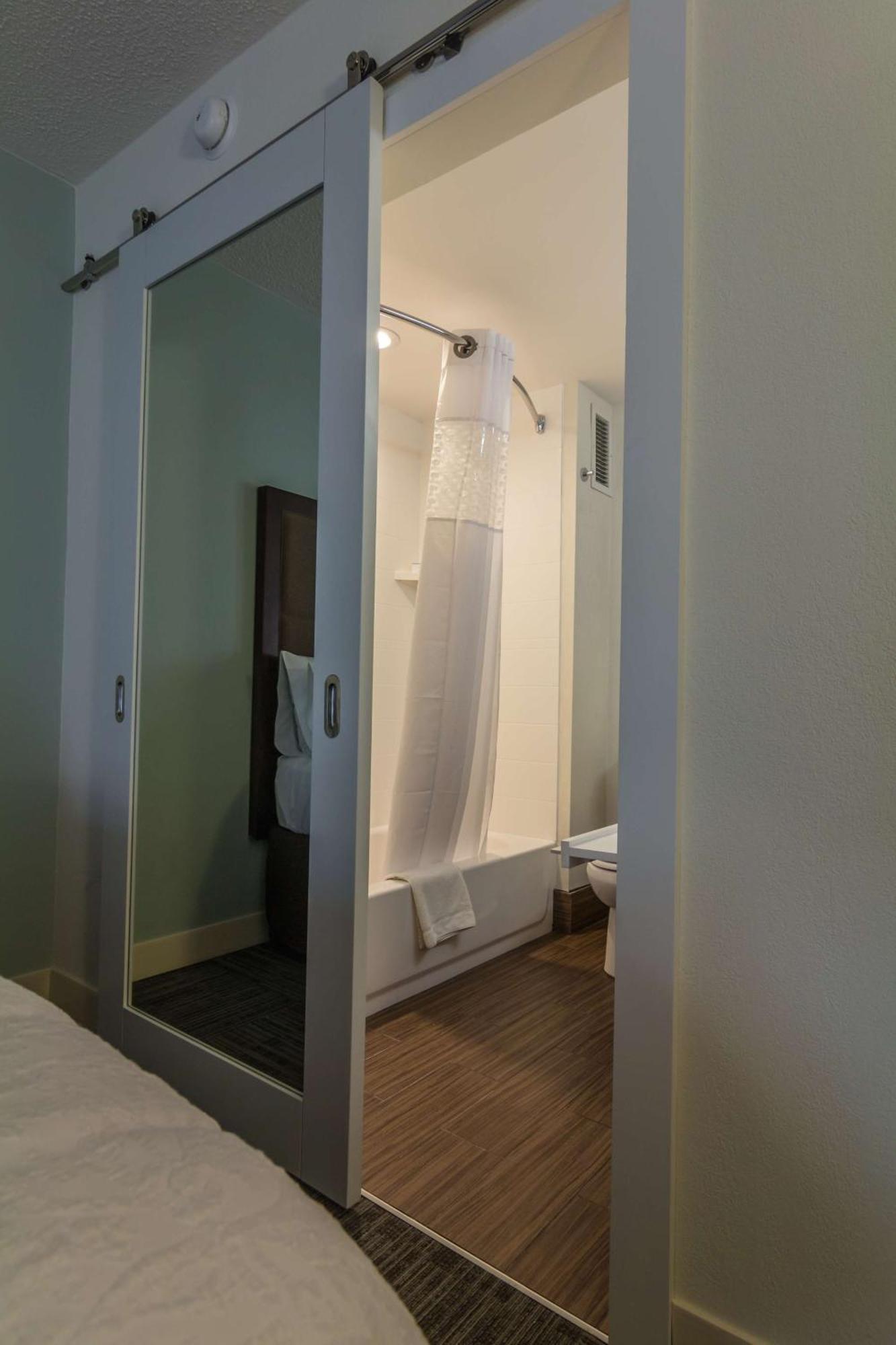 Hampton Inn Winchester-University/ Mall Экстерьер фото