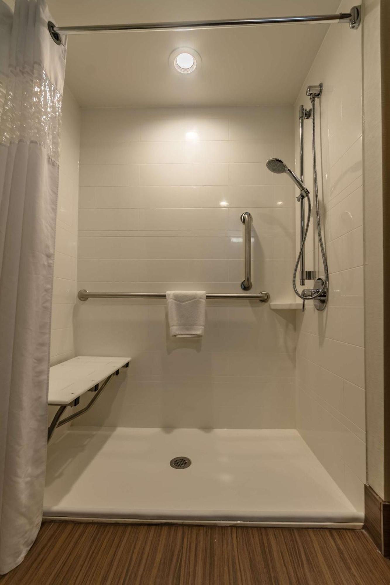 Hampton Inn Winchester-University/ Mall Экстерьер фото