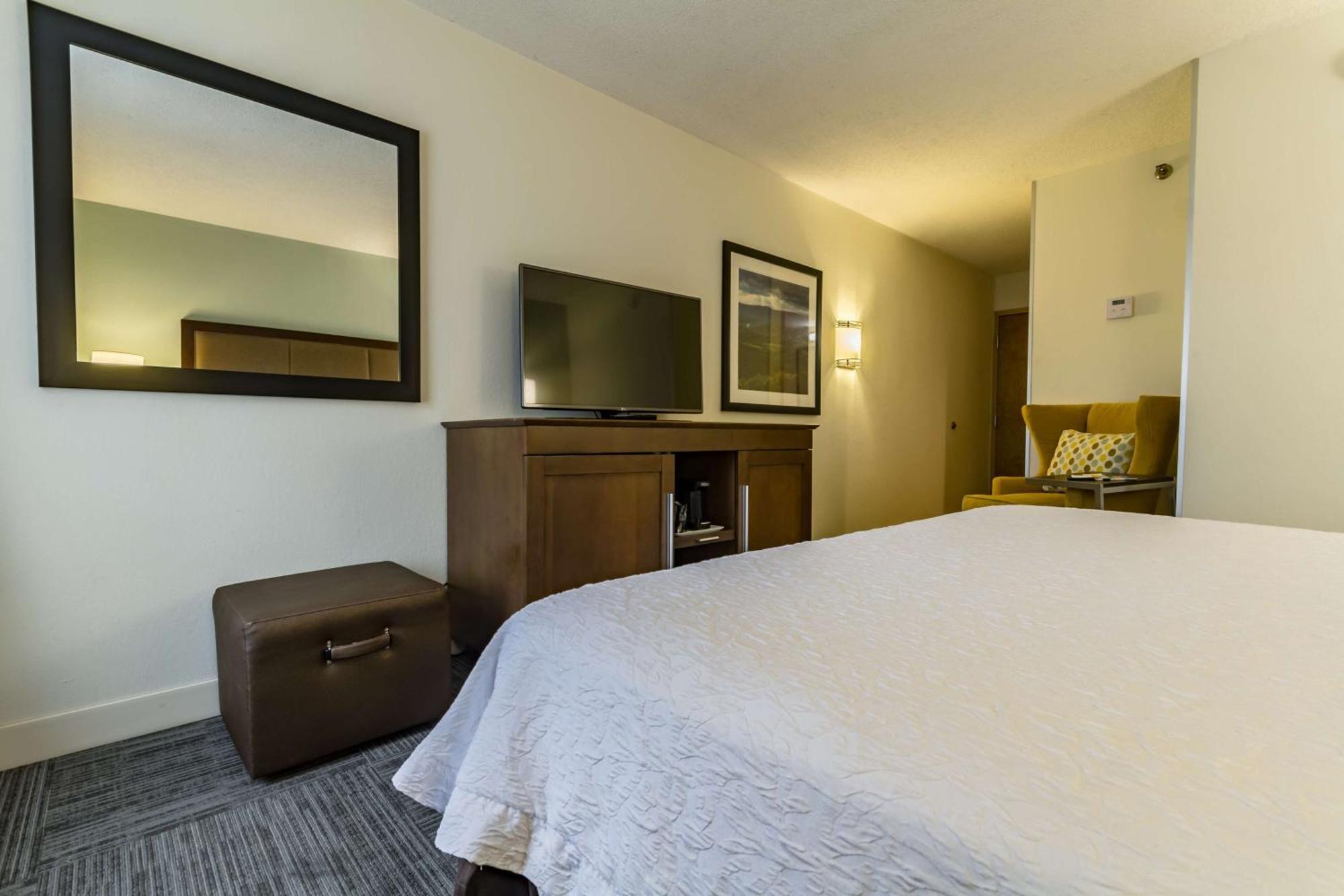 Hampton Inn Winchester-University/ Mall Экстерьер фото
