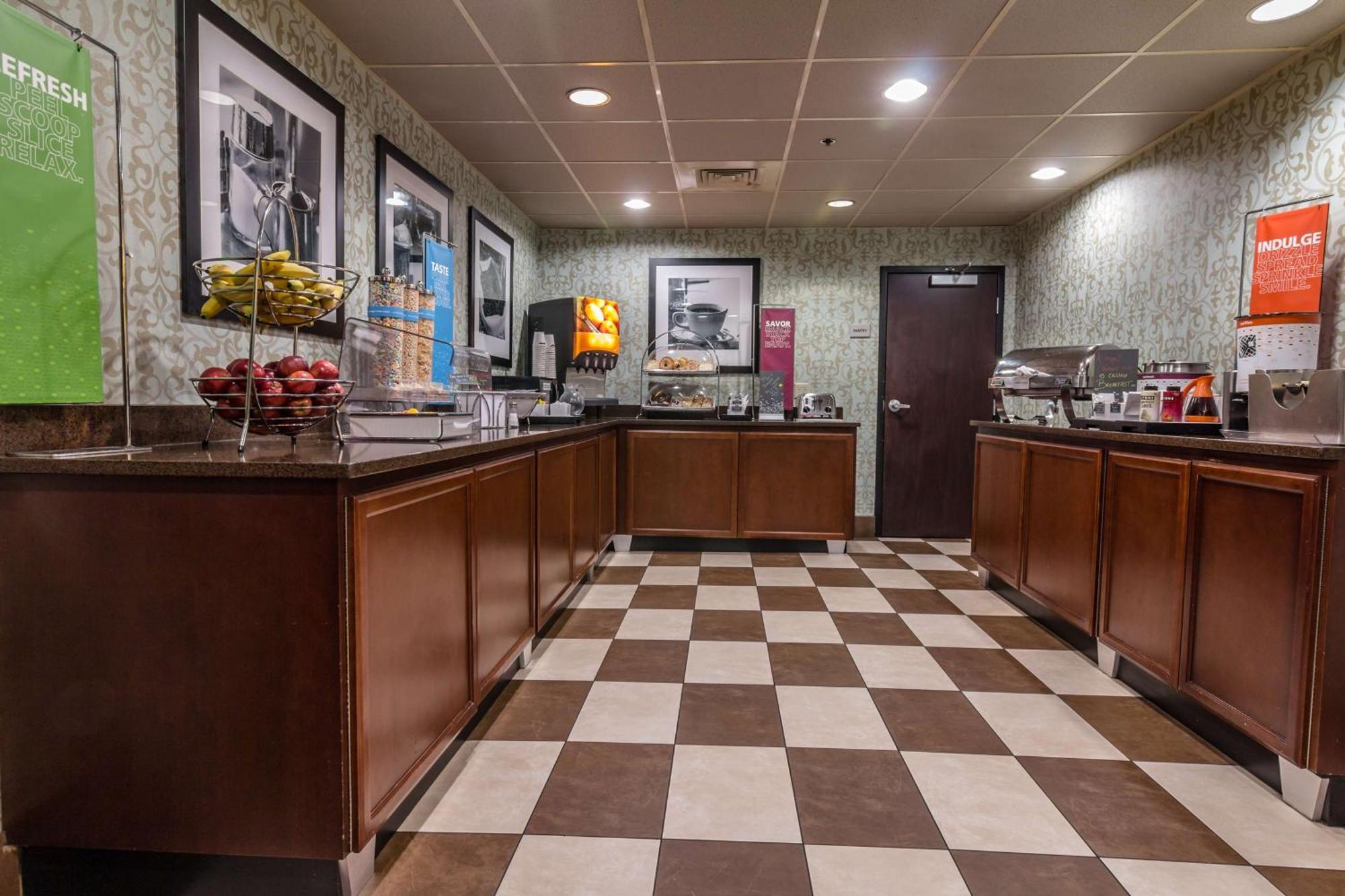 Hampton Inn Winchester-University/ Mall Экстерьер фото