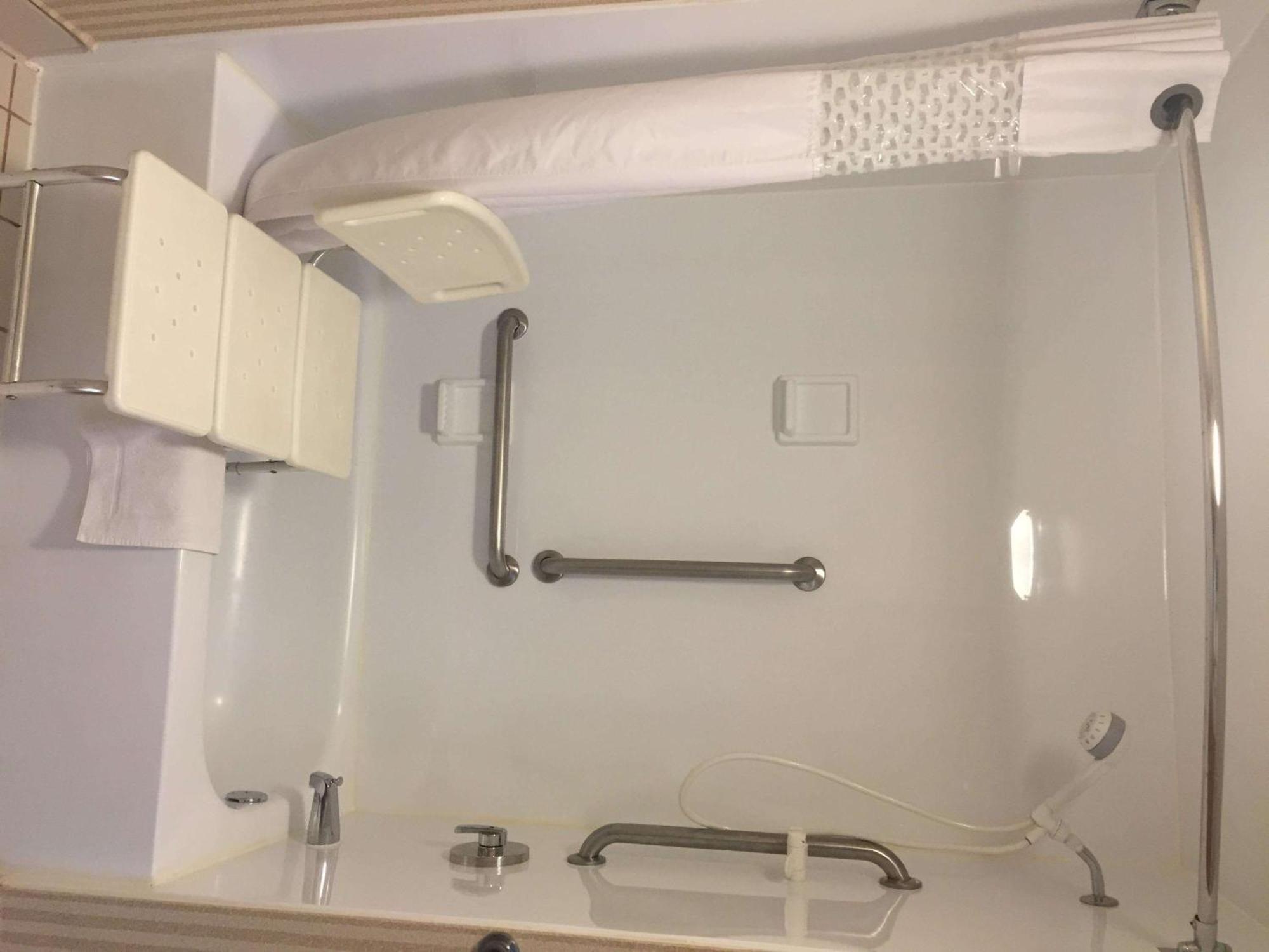 Hampton Inn Winchester-University/ Mall Экстерьер фото